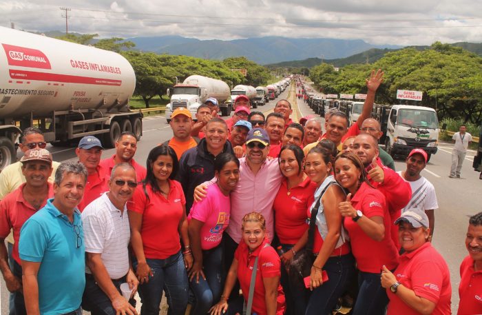 Lacava: A mis espaldas tienen a este ejército de hombres y mujeres, que solamente en el mes de julio, fueron capaces de repartir un total de 11 millones de litros de gas a todos los carabobeños Foto: Prensa Gobernación de Carabobo