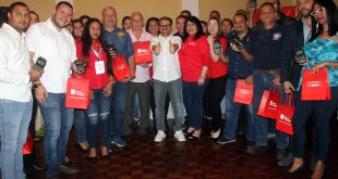 El Gobernador Rafael Lacava entregó créditos productivos y puntos de venta a emprendedores y comerciantes de la entidad. Foto: Prensa Gobernación de Carabobo