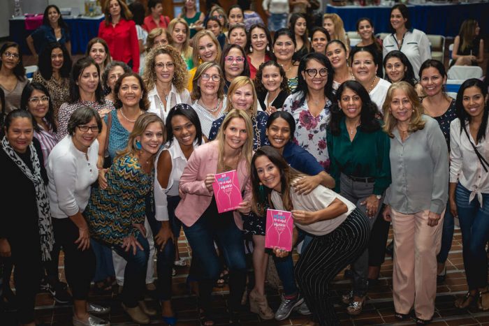 Maryory Gómez presenta su libro “Ser Mujer no es mal de morirse” Foto: Prensa Maryory Gómez